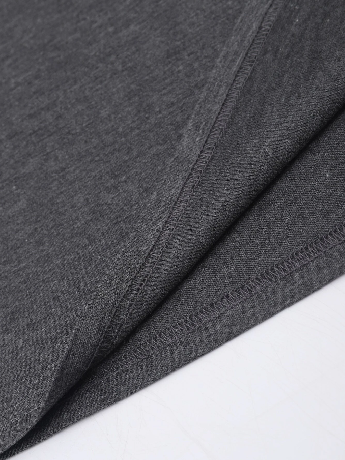 Camiseta Gris Oscuro con Estampado Floral y Letras