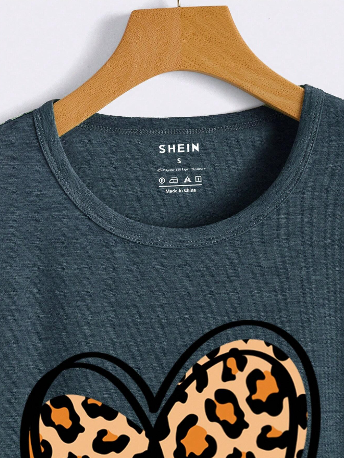 Camiseta con Estampado de Corazón y Leopardo