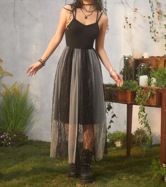 Vestido Largo con Encaje y Apliques de Mariposa - Negro