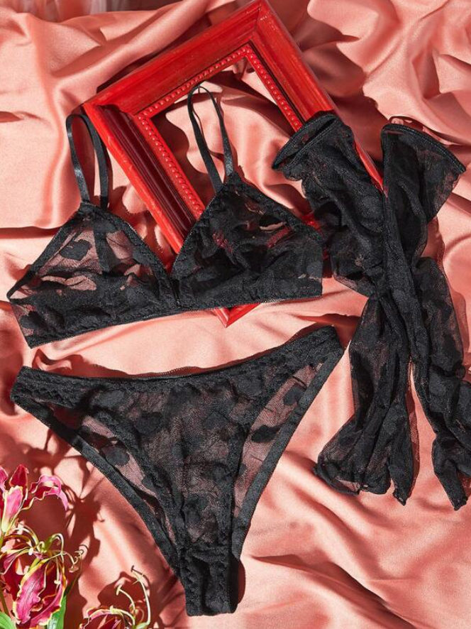 Conjunto Sexy con Transparencias y Estampado de Corazones