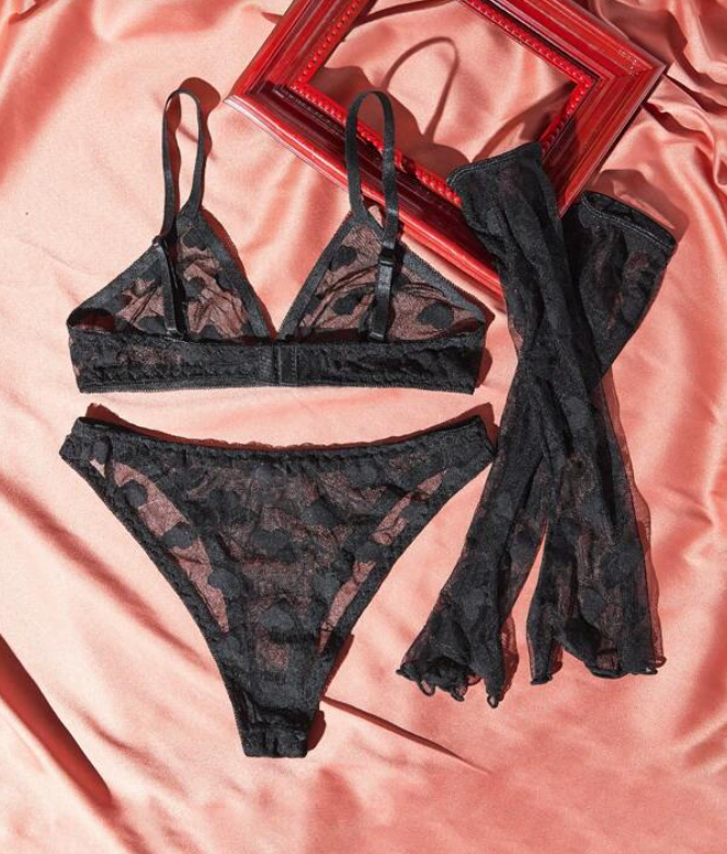 Conjunto Sexy con Transparencias y Estampado de Corazones