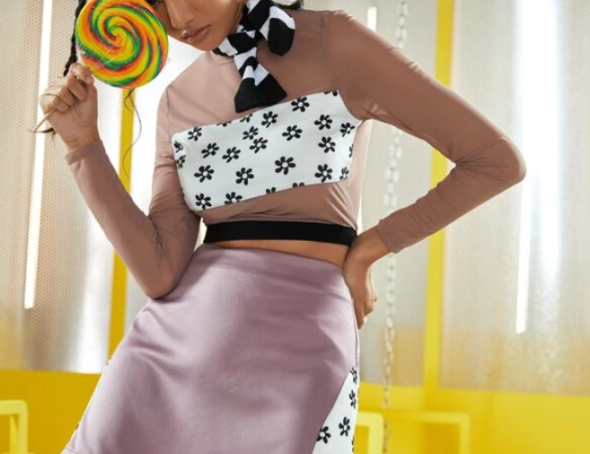 Top Crop Multicolor con Detalles Florales y Espalda al Aire