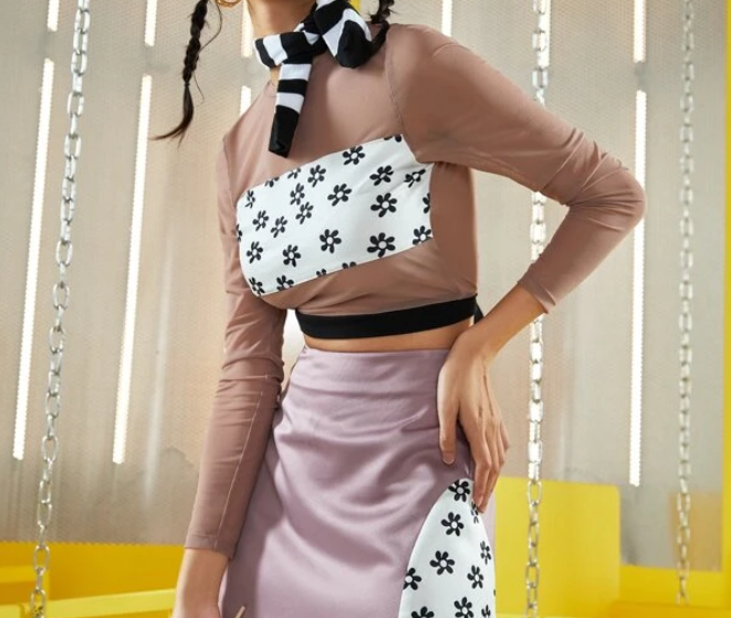Top Crop Multicolor con Detalles Florales y Espalda al Aire