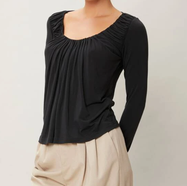 Blusa Negra con Fruncido