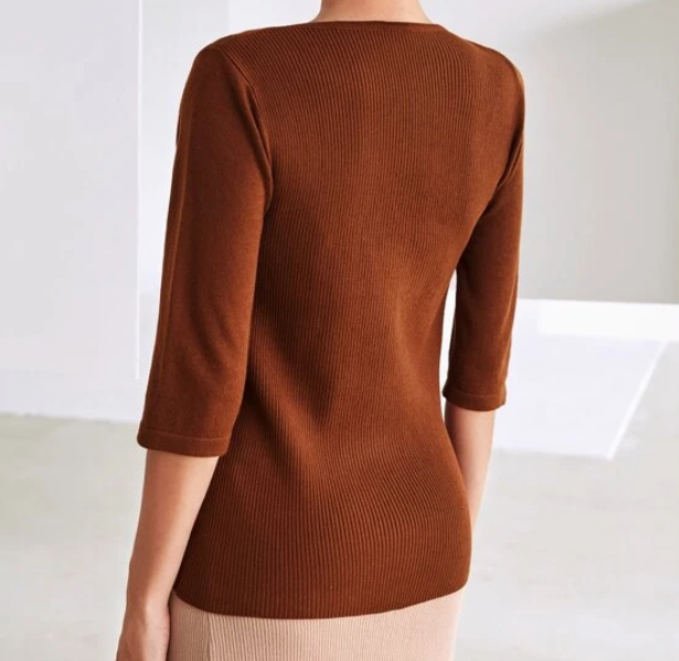 Blusa Marrón con Detalle de Anilla