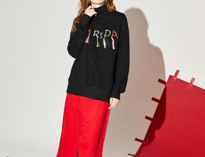 Sudadera Casual - Negro con Letras y Flecos
