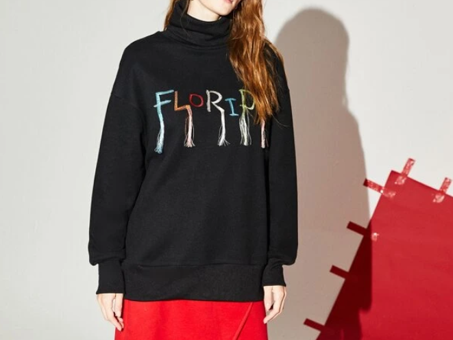 Sudadera Casual - Negro con Letras y Flecos