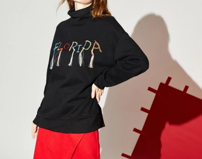 Sudadera Casual - Negro con Letras y Flecos