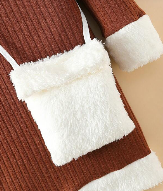 Vestido Corto de Tela Tricotada con Cuello Alzado