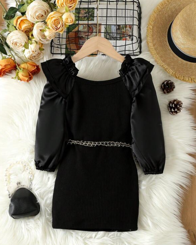 Vestido Negro Elegante con Detalles de Volante