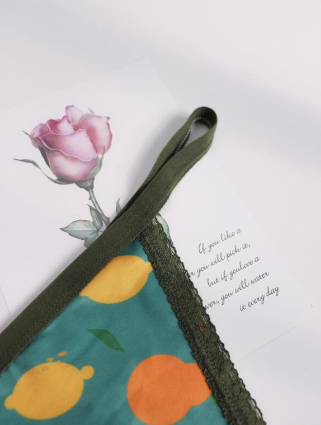 Tanga Verde con Detalles de Encaje y Diseño Dulce