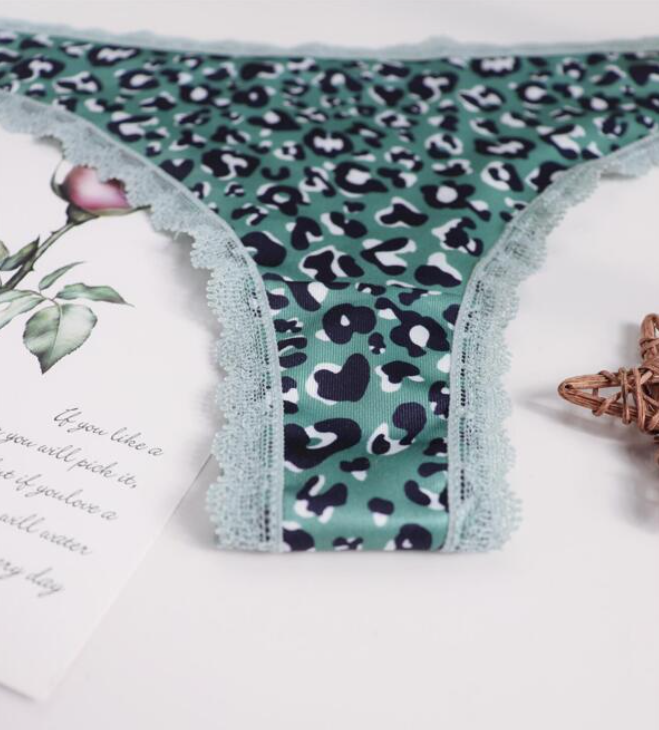 Tanga Multicolor con Detalles de Encaje y Diseño Dulce