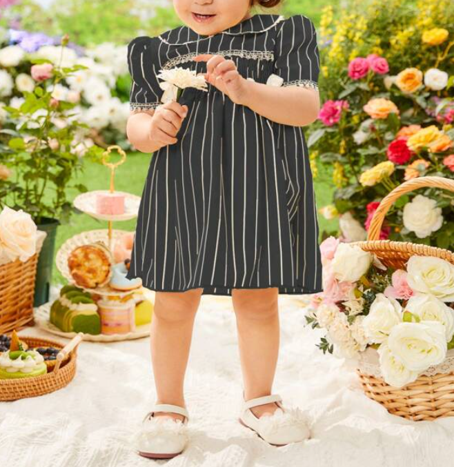 Vestido de Niña con Volante y Fruncido en Color Negro