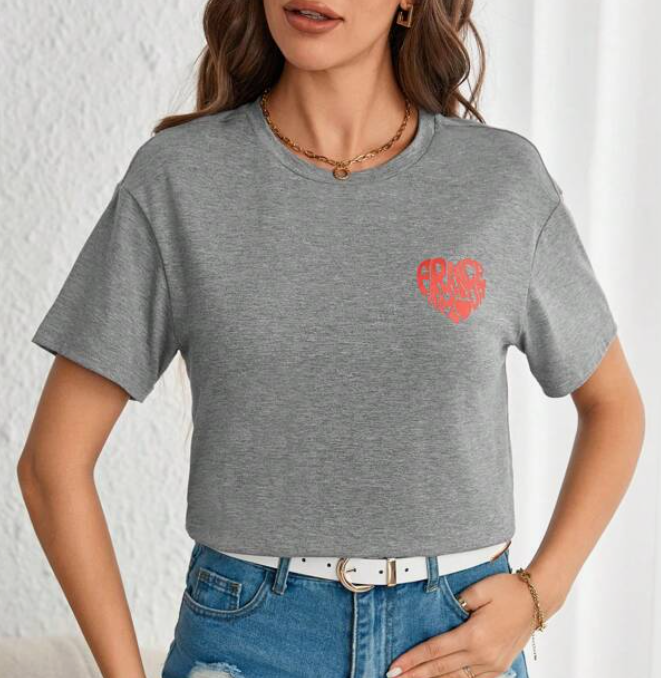 Camiseta Gris Casual con Estampado de Corazón ❤️✨
