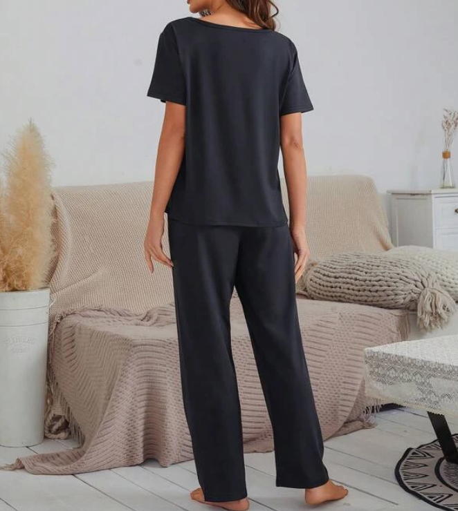 Pijama Negro con Estampado de Margarita y Letras ✨