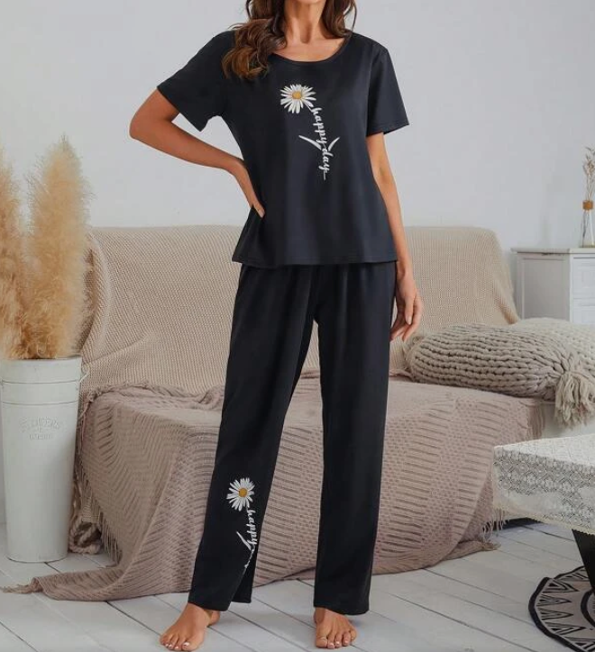 Pijama Negro con Estampado de Margarita y Letras ✨