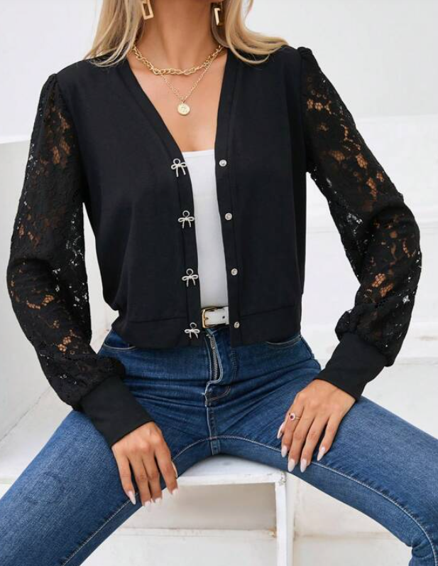 Chaleco Negro con Detalles en Encaje y Botones Decorativos 🖤✨