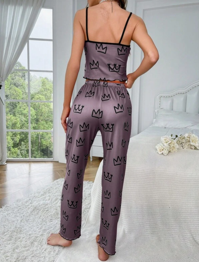 👑 Pijama de Satén Morado con Estampado de Coronas – 2 Piezas