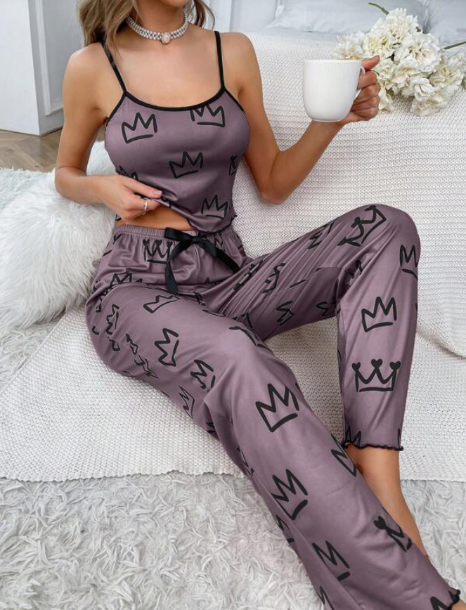 👑 Pijama de Satén Morado con Estampado de Coronas – 2 Piezas