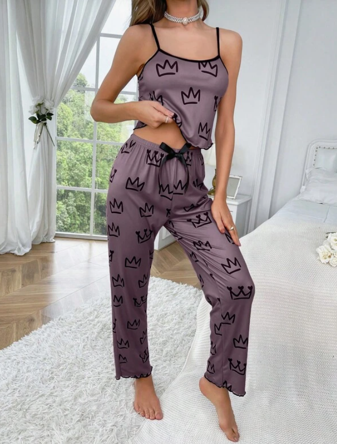 👑 Pijama de Satén Morado con Estampado de Coronas – 2 Piezas