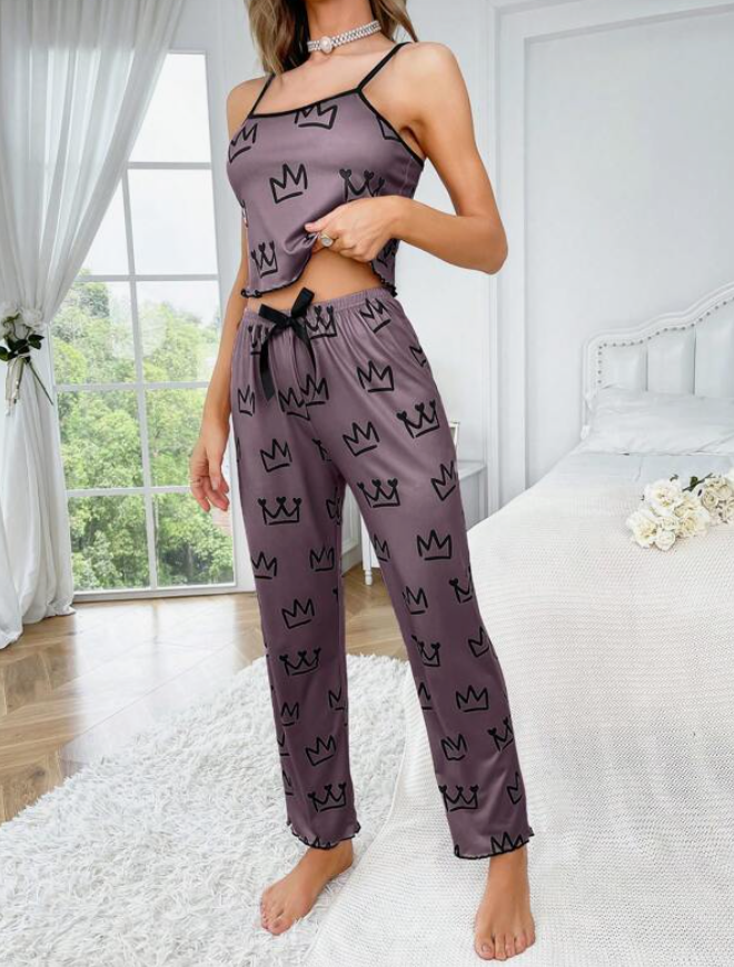 👑 Pijama de Satén Morado con Estampado de Coronas – 2 Piezas