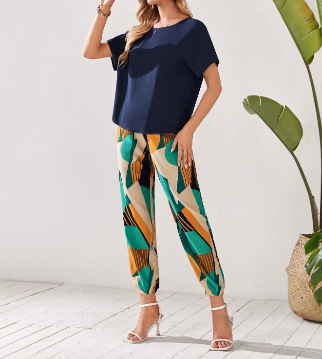 🌿 Conjunto Casual Mujer – Blusa Lisa + Pantalón Estampado Geométrico