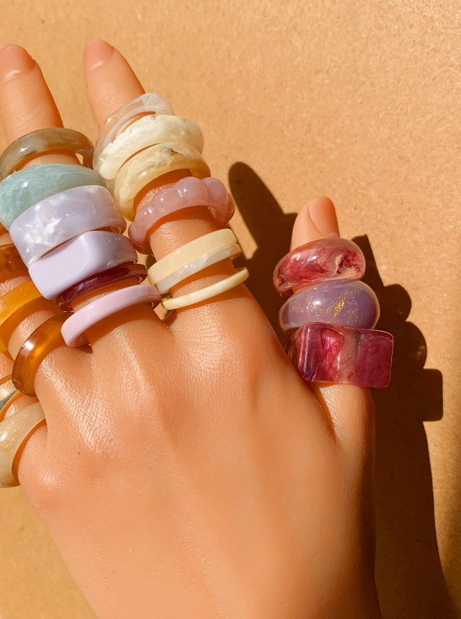 💍 Anillos de Resina Multicolor – Estilo Casual y Divertido