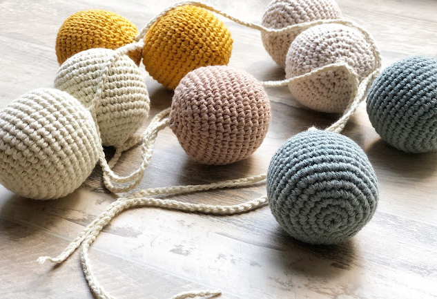 🎀 Guirnalda de Esferas – Decoración Tejida a Mano