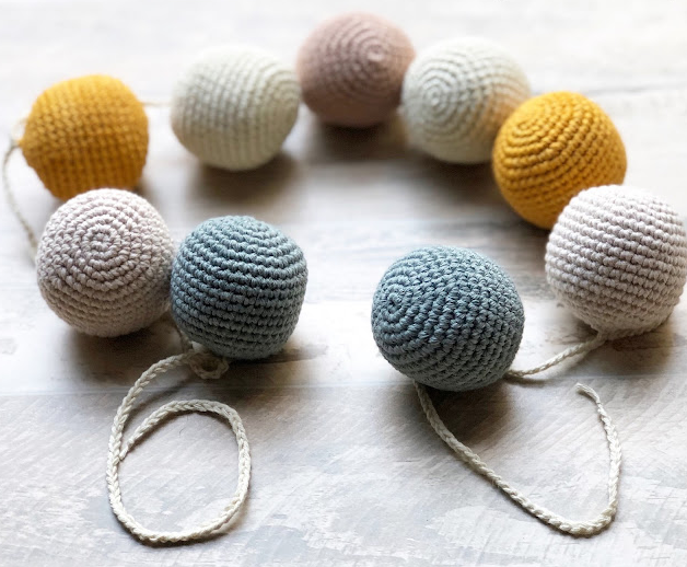 🎀 Guirnalda de Esferas – Decoración Tejida a Mano