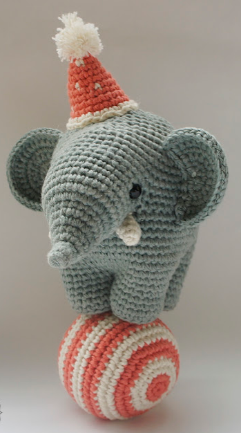 🎪 Elefante de Circo – Amigurumi Hecho a Mano con Sombrero y Pelota