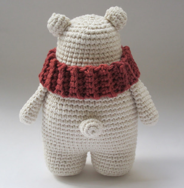 🐻 Osito Polar con Cuello – Amigurumi Invierno Hecho a Mano