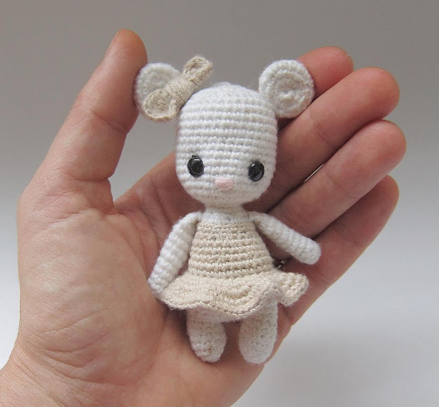 🐭✨ Mini Muñeca Ratona – Amigurumi de Bolsillo Hecho a Mano
