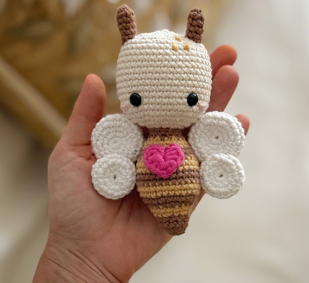 🐝💗 Abejita con Corazón – Amigurumi Pequeño Hecho a Mano