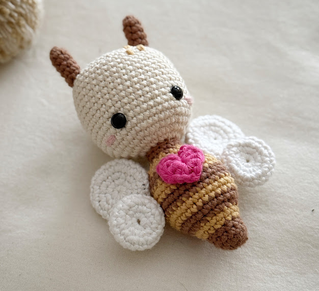 🐝💗 Abejita con Corazón – Amigurumi Pequeño Hecho a Mano
