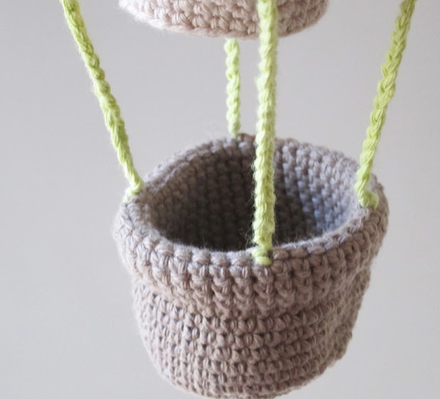 🎈☁️ Móvil Globo Aerostático con Nubes – Amigurumi Decorativo Hecho a Mano