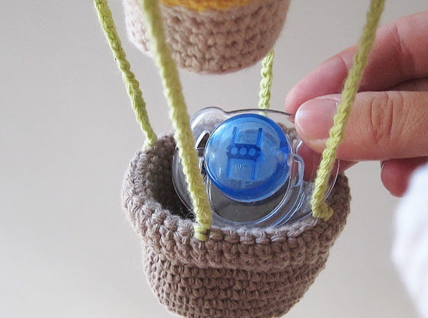 🎈☁️ Móvil Globo Aerostático con Nubes – Amigurumi Decorativo Hecho a Mano