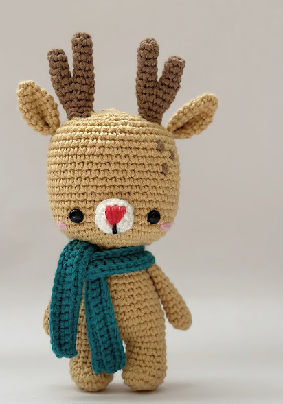 🦌 Reno Navideño con Bufanda Teal – Amigurumi Hecho a Mano