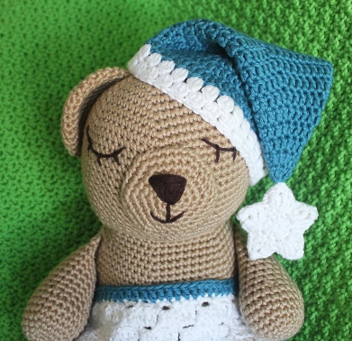 🧸 Osito Dormilón con Manta de Corazón – Amigurumi Hecho a Mano