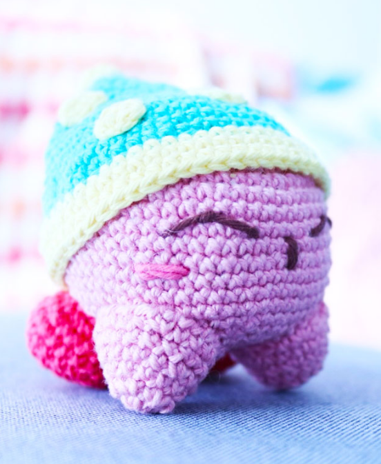 ⭐ Kirby Dormilón con Gorro Nocturno – Amigurumi Hecho a Mano