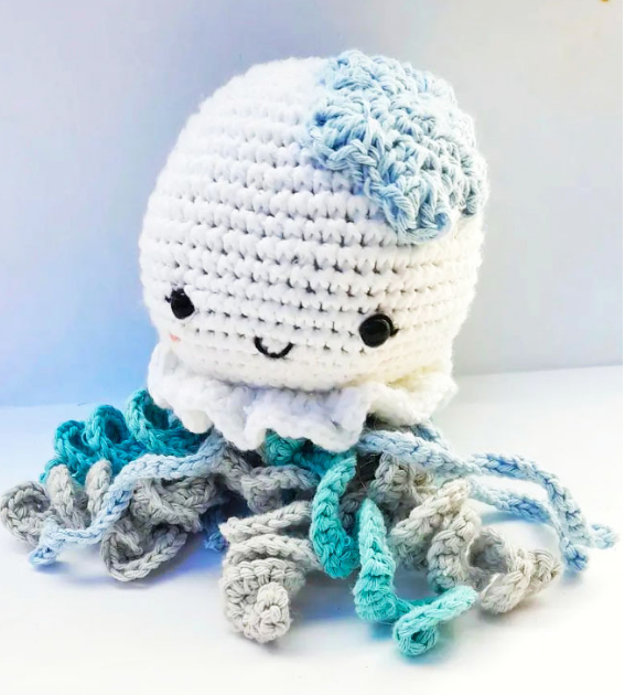 🐙 Medusa Marina Azul y Blanca – Amigurumi Hecho a Mano
