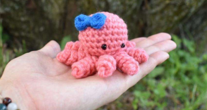 🐙 Pulpo Rosa con Lazo Azul – Amigurumi Hecho a Mano