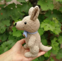 🦘💙 Amigurumi Canguro con Pañuelo Azul – Hecho a Mano