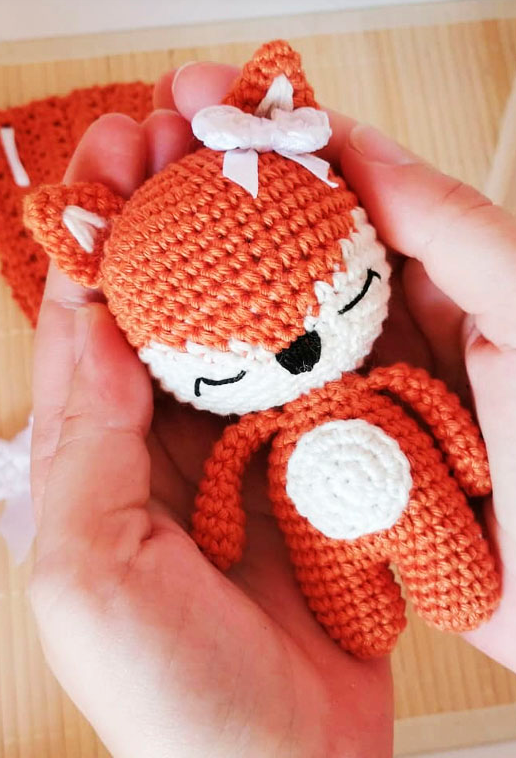 🦊🤍 Zorrita Dormilona – Amigurumi Hecho a Mano
