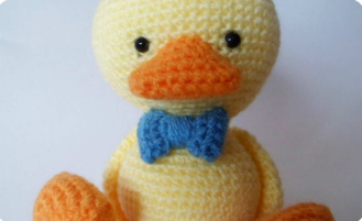 🐤 Patito con Corbatín Azul – Amigurumi Hecho a Mano