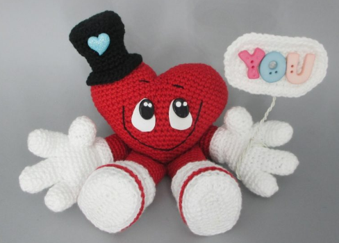 ❤️ Amigurumi Corazón con Sombrero – Hecho a Mano