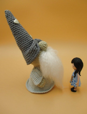 🧙♂️ Duende con Sombrero – Amigurumi Hecho a Mano