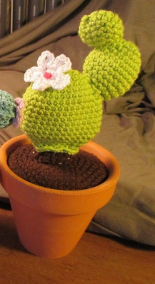 🌵 Cactus Verde con Flor Rosa – Amigurumi Hecho a Mano