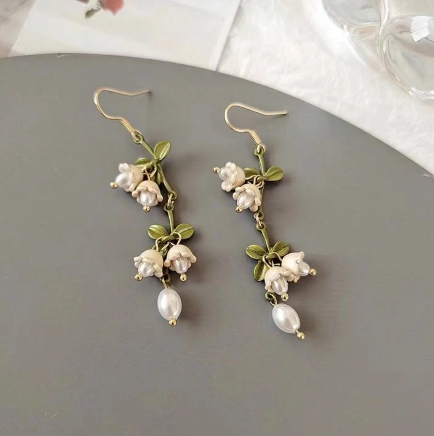 🌼 Pendientes Florales – Diseño Natural con Perlas
