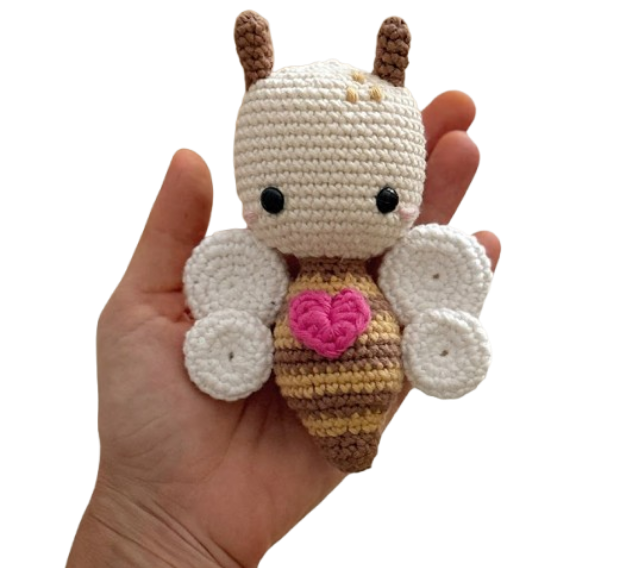 🐝💗 Abejita con Corazón – Amigurumi Pequeño Hecho a Mano