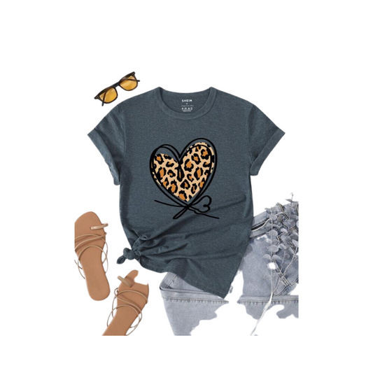 Camiseta con Estampado de Corazón y Leopardo